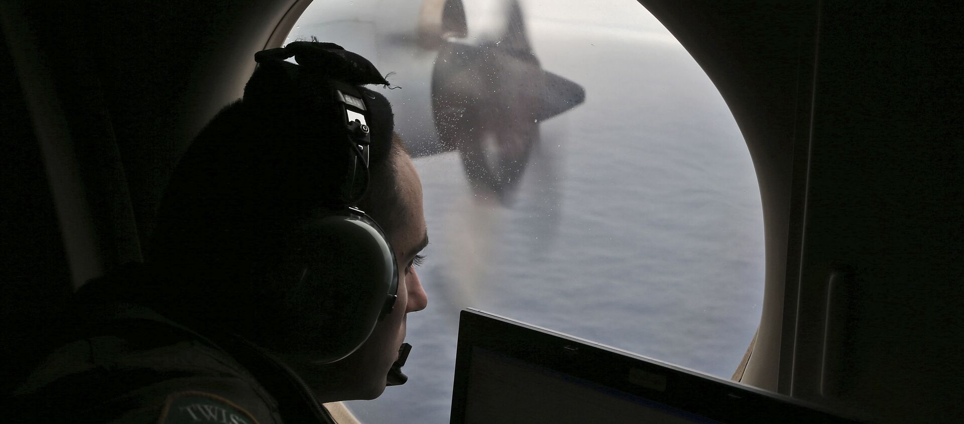 FILE - In this March 22, 2014 file photo, flight officer Rayan Gharazeddine on board a Royal Australian Air Force AP-3C Orion, searches for the missing Malaysia Airlines Flight MH370 in southern Indian Ocean, Australia - Sputnik International, 1920, 09.12.2019