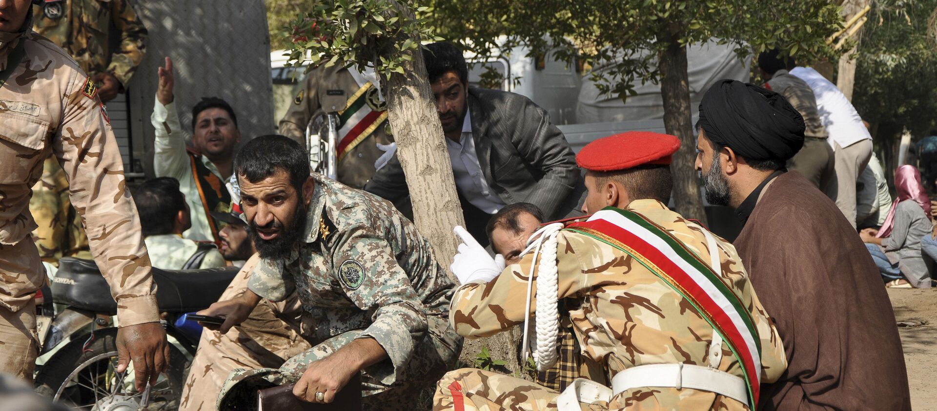 Iranian armed forces members and civilians take shelter in a shooting during a military parade marking the 38th anniversary of Iraq's 1980 invasion of Iran - Sputnik International, 1920, 25.09.2018