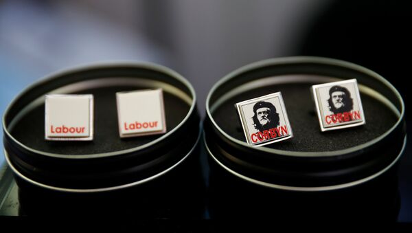Cuff links featuring an image of Jeremy Corbyn in the style of Che Guevarra are seen for sale at the Labour Party's conference in Liverpool, Britain, September 24, 2018 - Sputnik International