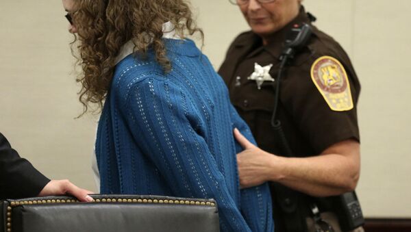 Natalie Keepers is led away after a jury recommended she spent 40 years in prison for her involvement in the murder of Nicole Lovell, 13 - Sputnik International
