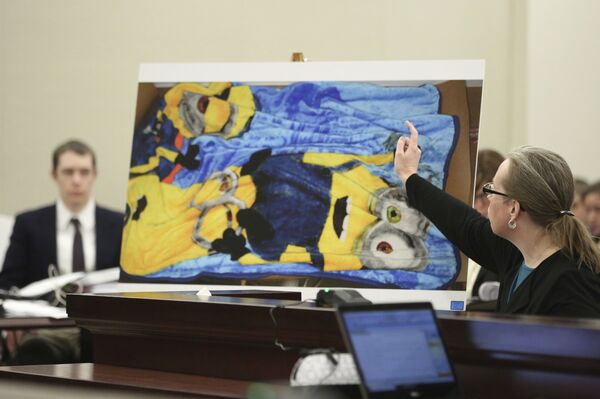A forensic scientist points to blood spots on Nicole Lovell's Minions blanket which was found in Natalie Keepers' gym bag A forensic scientist points to blood spots on Nicole Lovell's Minions blanket which was found in Natalie Keepers' gym bag - Sputnik International