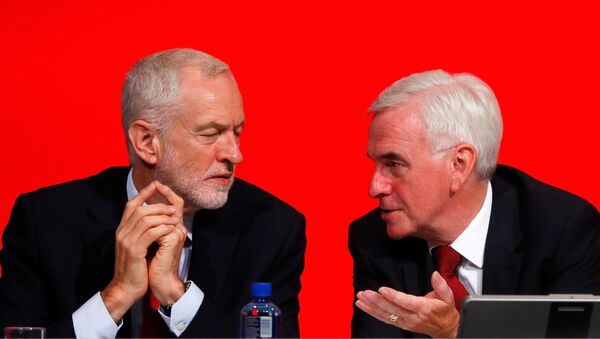 The Labour Party's shadow Chancellor of the Exchequer John McDonnell speaks to party leader Jeremy Corbyn at the party's conference in Liverpool, Britain, September 24, 2018. - Sputnik International