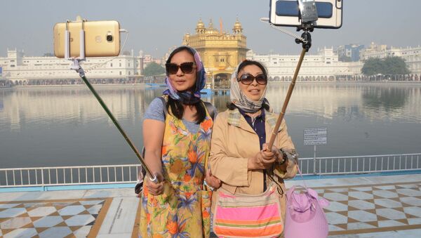 Chinese tourists take a 'selfie' at the Golden Temple in Amritsar (File) - Sputnik International