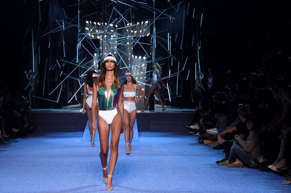 Sexy Back: Etam Presents New Lingerie Line During Paris Fashion Week - Sputnik International