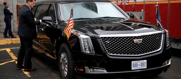 A U.S. Secret Service agent cleans U.S. President Donald Trump's brand new version of the General Motors built Cadillac presidential limousine known as The Beast before its debut drive with the president aboard in New York City, New York, U.S., September 23, 2018 - Sputnik International