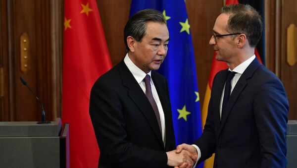 Chinese Foreign Minister Wang Yi (L) and German Foreign Minister Heiko Maas shake hands after a joint press conference on May 31, 2018 in Berlin, as both countries battle to keep the Iranian nuclear deal alive - Sputnik International