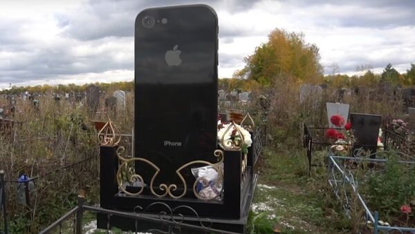 iTomb: Russian Woman Buried Under iPhone-Shaped Headstone - Sputnik International