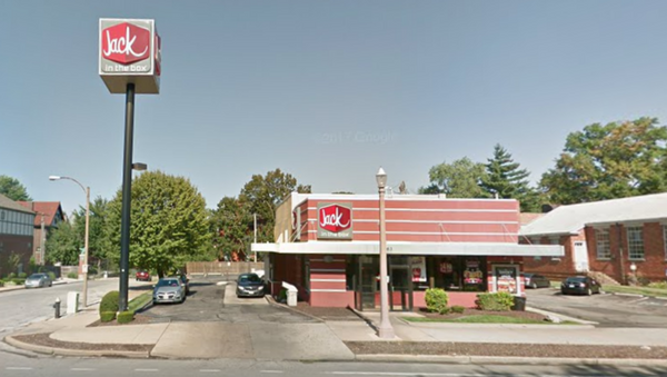 Jack in the Box Missouri location where US man was pinned to tree while trying to pick up order - Sputnik International