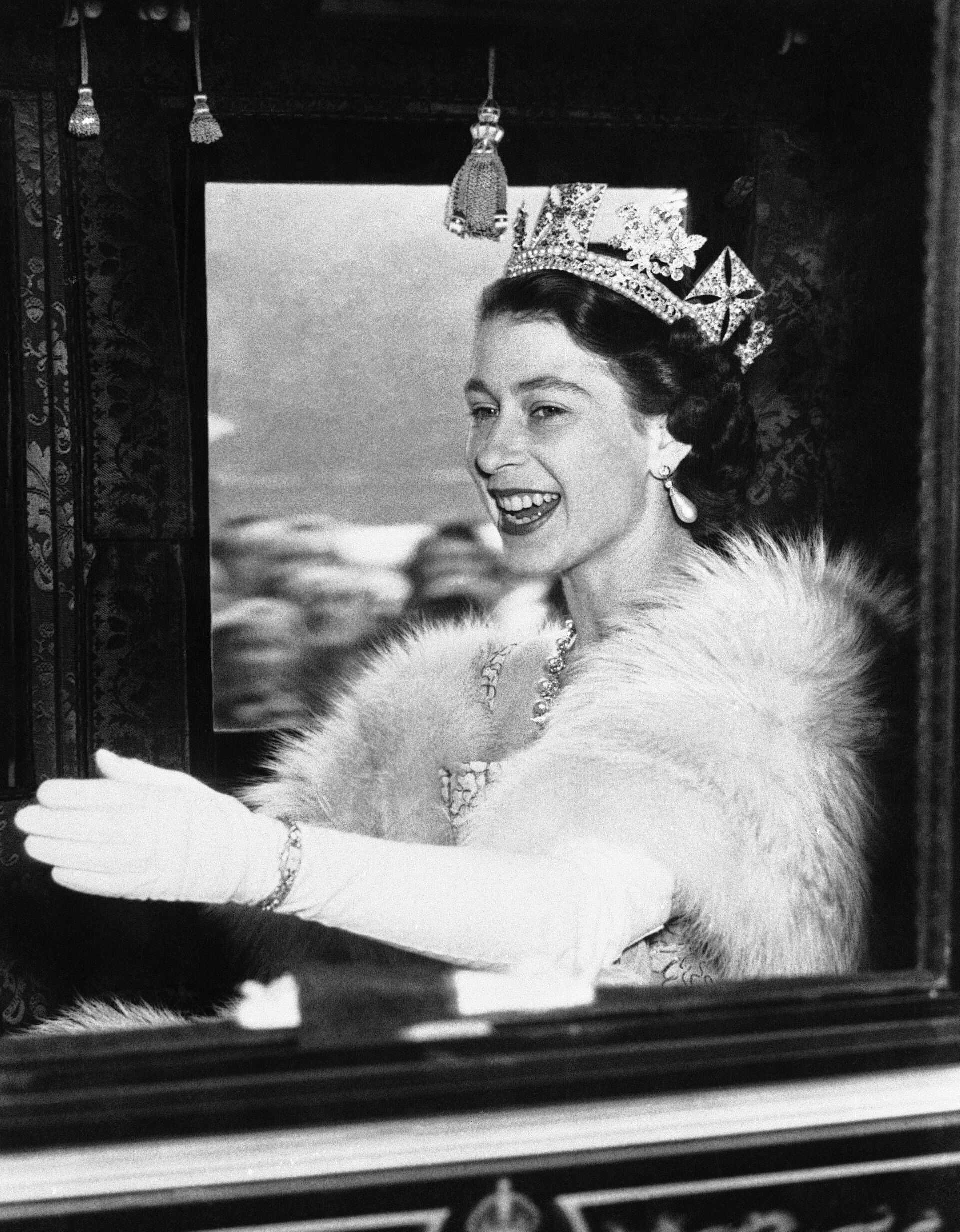 A smiling Queen Elizabeth II waves from the Irish State coach as she drives to the House of Lords to open Parliament in London on Nov. 4, 1951. This was the first time since 1886 that a queen has opened Parliament - Sputnik International, 1920, 26.12.2021