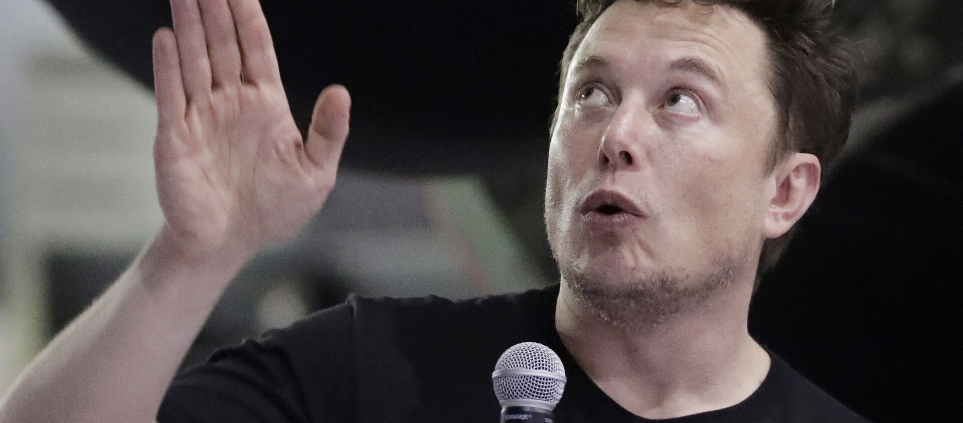 SpaceX founder and chief executive Elon Musk speaks after announcing Japanese billionaire Yusaku Maezawa as the first private passenger on a trip around the moon, Monday, Sept. 17, 2018, in Hawthorne, Calif - Sputnik International, 1920, 10.01.2021