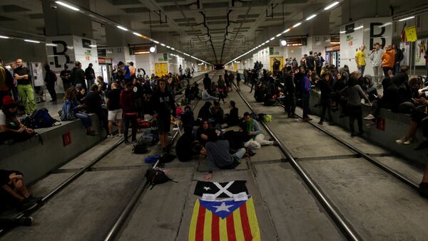 Catalan separatist protesters block the tracks of high speed train as they mark the first anniversary of Catalonia's banned independence referendum in Girona, Spain, October 1, 2018 - Sputnik International