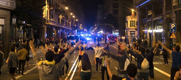 Pro-independence demonstrators stand on the middle of a street facing Catalan police officers during a protest In Barcelona, Spain, Monday, Oct. 1, 2018. Pro-independence demonstrators stand on the middle of a street facing Catalan police officers during a protest In Barcelona, Spain, Monday, Oct. 1, 2018. - Sputnik International