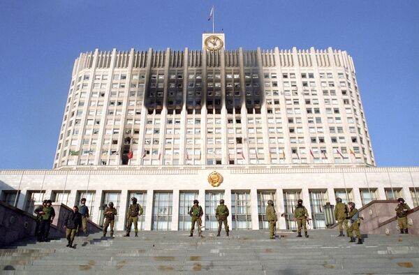Servicemen of the Alfa anti-terrorist unit in front of the Russian Parliament building. Moscow, October 1993 Servicemen of the Alfa anti-terrorist unit in front of the Russian Parliament building. Moscow, October 1993 - Sputnik International