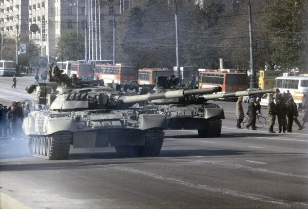 Tanks ready to cross Novoarbatsky Bridge during initial attack on House of the Soviets in Moscow Tanks ready to cross Novoarbatsky Bridge during initial attack on House of the Soviets in Moscow - Sputnik International