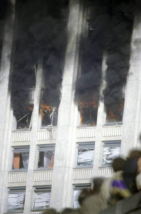 Smoke coming from the windows of the Russian Government House fired by tanks and armored vehicles during a siege attempt - Sputnik International