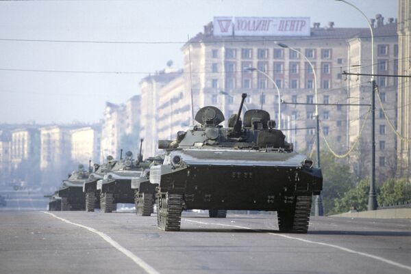 Armored vehicles moving up Moscow's Kutuzovsky Avenue toward Novoarbatsky Bridge during initial attack on House of the Soviets - Sputnik International