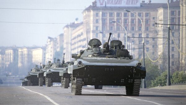 Armored vehicles moving up Moscow's Kutuzovsky Avenue toward Novoarbatsky Bridge during initial attack on House of the Soviets - Sputnik International