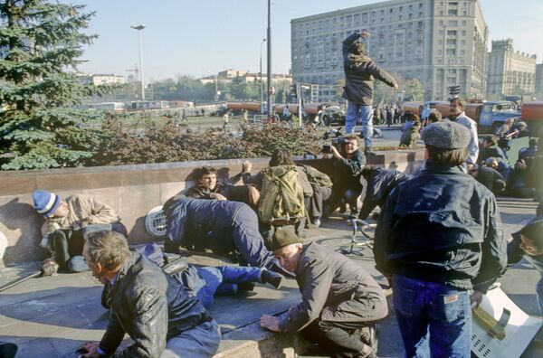 Shoot-out between Russian Parliament supporters and special police unit near House of the Soviets, under attack in Moscow Shoot-out between Russian Parliament supporters and special police unit near House of the Soviets, under attack in Moscow - Sputnik International
