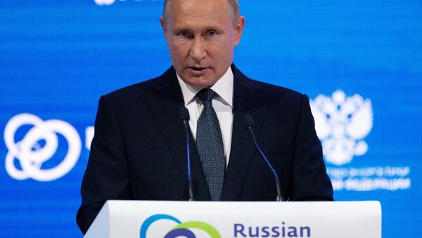 Russian President Vladimir Putin delivers a speech during a session of the Russian Energy Week international forum in Moscow, Russia October 3, 2018 - Sputnik International
