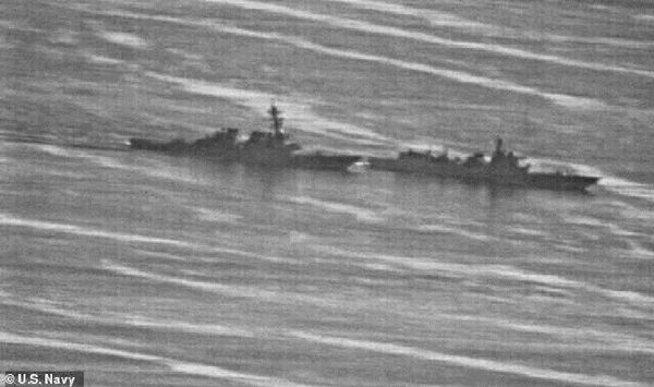 The USS Decatur (left) swerved to avoid the Chinese warship, PRC 170 (right) in the South China Sea on September 30 - Sputnik International