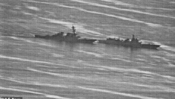 The USS Decatur (left) swerved to avoid the Chinese warship, PRC 170 (right) in the South China Sea on September 30 - Sputnik International