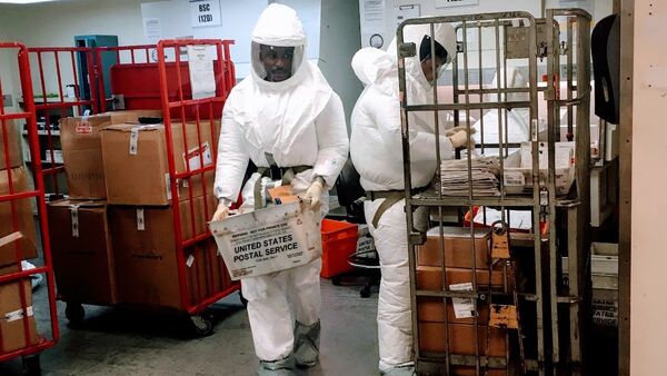 US Defense Department personnel, wearing protective suits, screen mail as it arrives at a US government facility near the Pentagon in Washington, DC on October 2, 2018 - Sputnik International