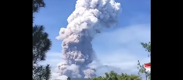 Mount Soputan Erupts on the north coast of Sulawesi, Indonesia, October 3, 2018 Mount Soputan Erupts on the north coast of Sulawesi, Indonesia, October 3, 2018 - Sputnik International
