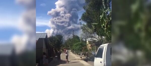 Soputan volcano erupts Soputan volcano erupts - Sputnik International