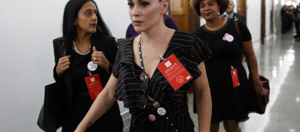 Actress Alyssa Milano walks to a Senate Judiciary Committee hearing after a break on Capitol Hill in Washington, Thursday, Sept. 27, 2018, with Christine Blasey Ford and Supreme Court nominee Brett Kavanaugh - Sputnik International