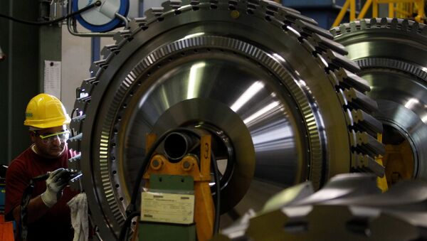An employee of Siemens AG works on the a gas turbine in Berlin (File) - Sputnik International