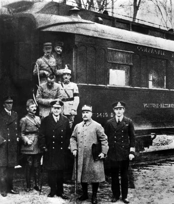 Marshal Ferdinand Foch (second from the right) and next to him Admiral Rosslyn Wemyss, sign the Armistice with the Germans in November 1918 Marshal Ferdinand Foch (second from the right) and next to him Admiral Rosslyn Wemyss, sign the Armistice with the Germans in November 1918 - Sputnik International