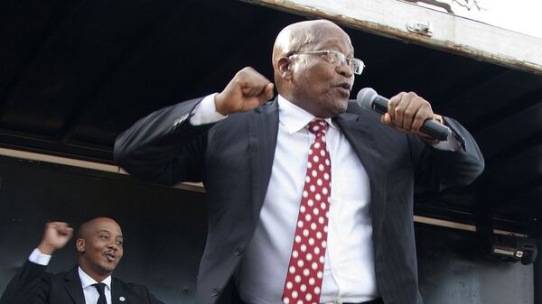 Экс-президент ЮАР Джейкоб Зума танцует напротив своих сторонников после появления на заседании Высшего суда в Дурбане, ЮАР - Sputnik International