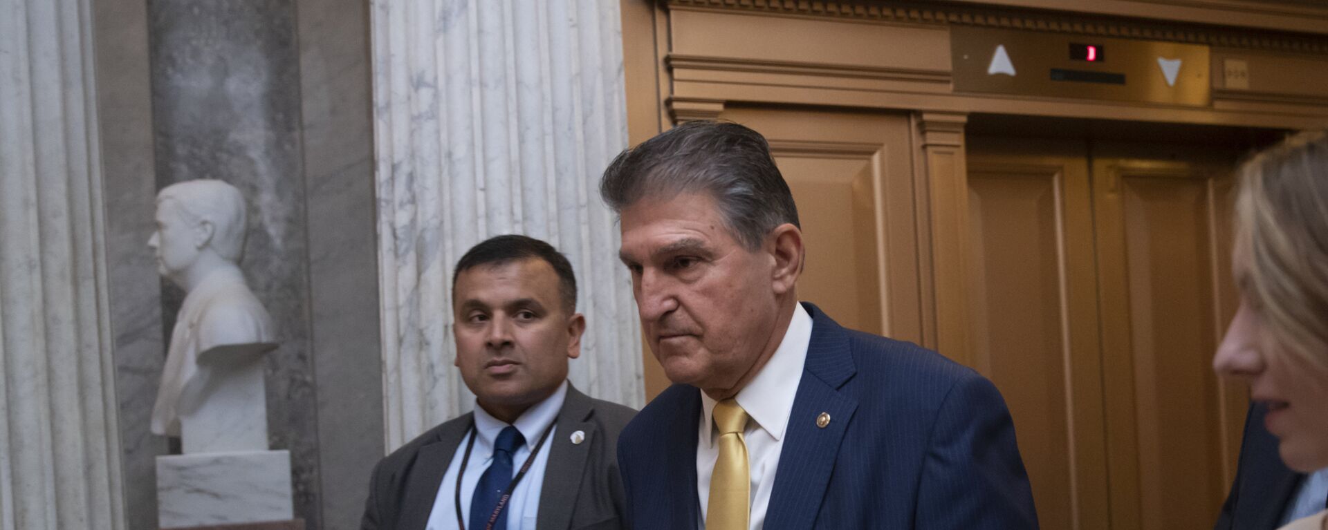 Sen. Joe Manchin, D-W.Va., arrives at the chamber for a procedural vote to advance the confirmation of Supreme Court nominee Brett Kavanaugh, at the Capitol in Washington, Friday, Oct. 5, 2018.  - Sputnik International, 1920, 19.12.2021