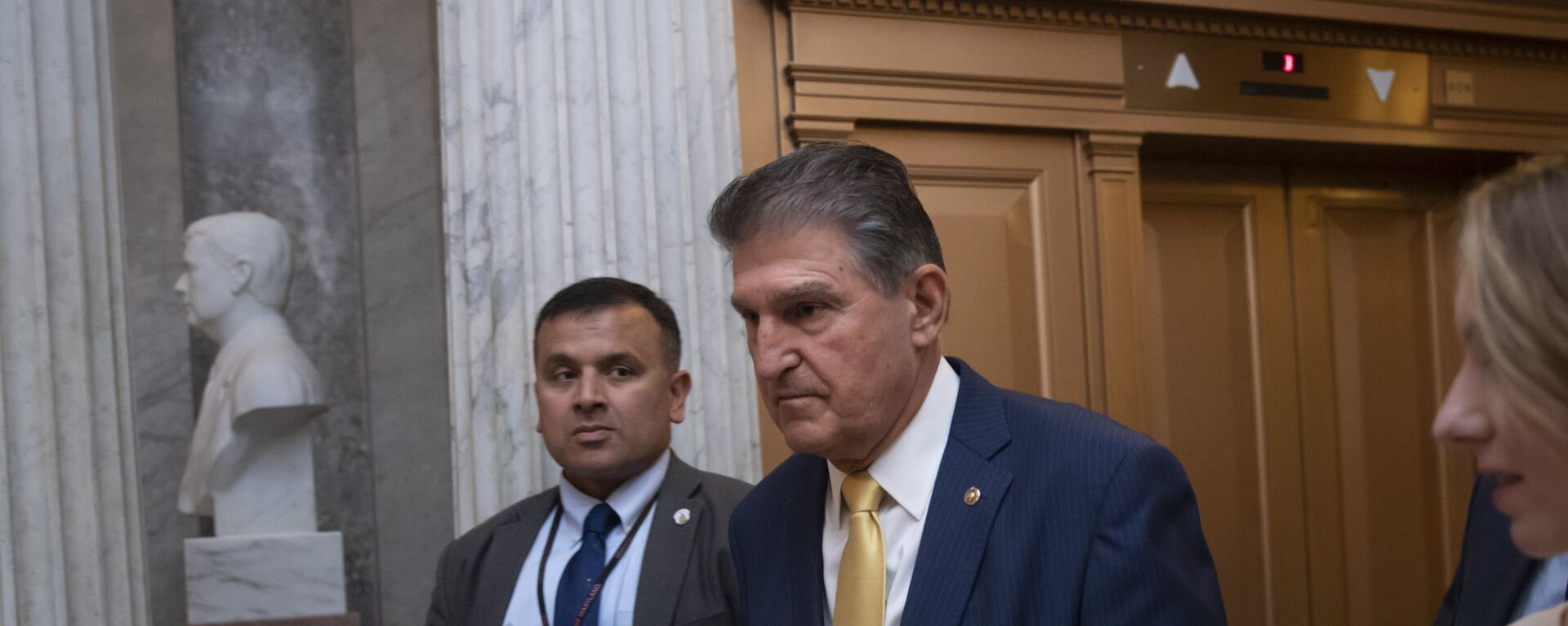 Sen. Joe Manchin, D-W.Va., arrives at the chamber for a procedural vote to advance the confirmation of Supreme Court nominee Brett Kavanaugh, at the Capitol in Washington, Friday, Oct. 5, 2018.  - Sputnik International, 1920, 12.09.2021