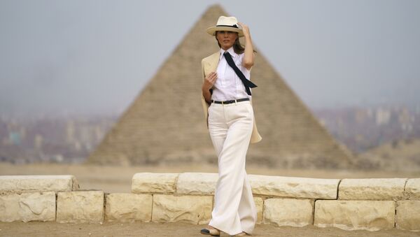 First lady Melania Trump visits the historical site of the Giza Pyramids in Giza, near Cairo, Egypt. Saturday, Oct. 6, 2018 - Sputnik International