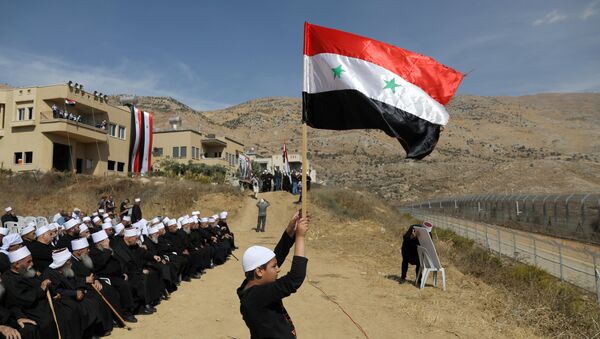 Druze people take part in a rally in Majdal Shams near the ceasefire line between Israel and Syria in the Israeli occupied Golan Heights - Sputnik International
