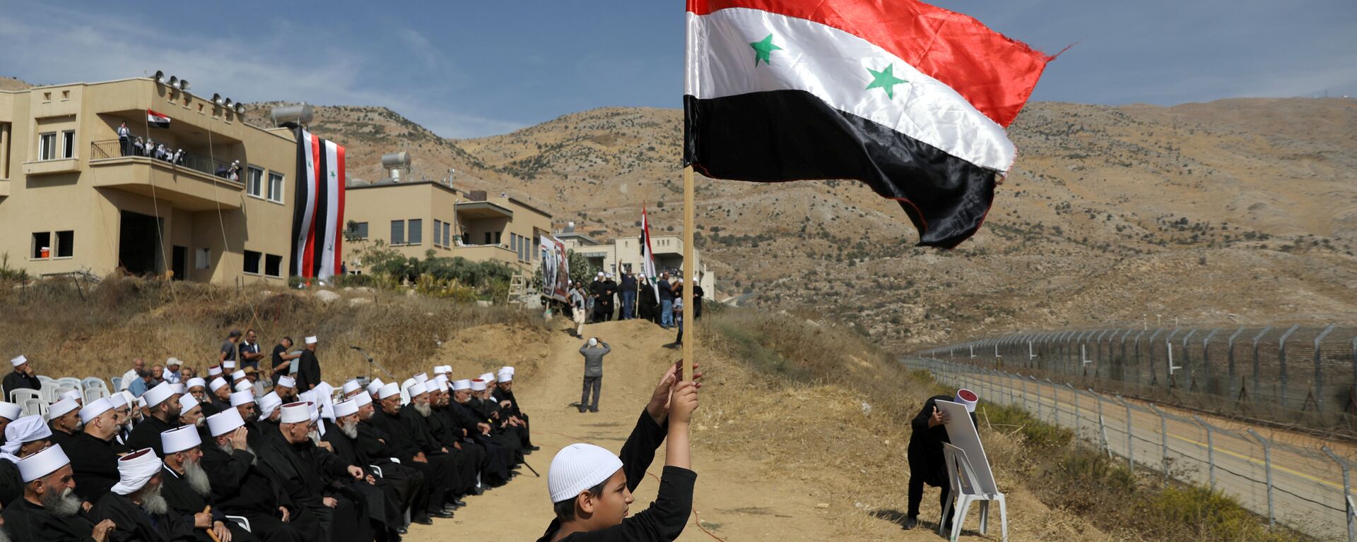 Druze people take part in a rally in Majdal Shams near the ceasefire line between Israel and Syria in the Israeli occupied Golan Heights - Sputnik International, 1920, 06.10.2018