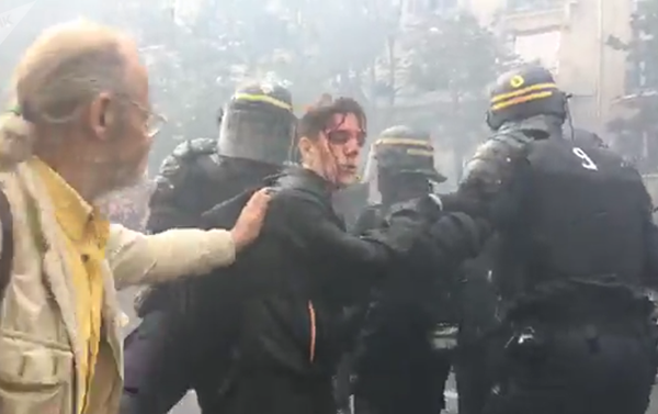 Protests in France turn violent - Sputnik International