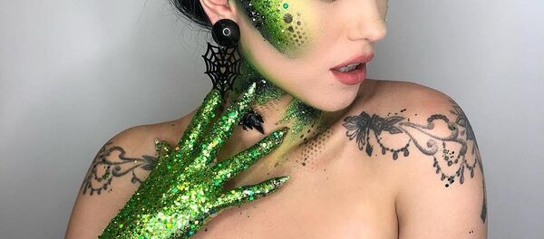 Alien/Snake vibes on @enchantressity Alien/Snake vibes on @enchantressity - Sputnik International