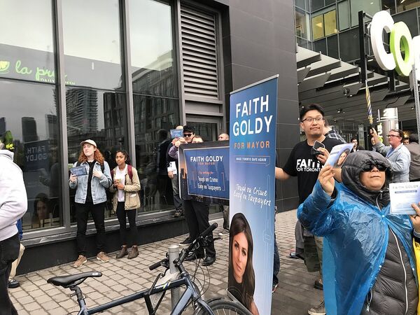 Supporters of Faith Goldy protest outside of Corus Quay Supporters of Faith Goldy protest outside of Corus Quay - Sputnik International