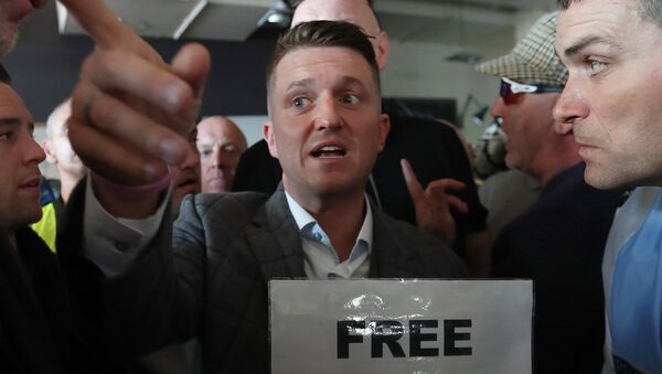 Stephen Christopher Yaxley-Lennon (C), AKA Tommy Robinson, former leader of the right-wing EDL (English Defence League) is surrounded by supporters inside a pub, in central London on September 27, 2018, after his contempt of court hearing at the Central Criminal Court was adjourned. - Sputnik International
