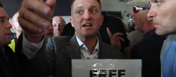 Stephen Christopher Yaxley-Lennon (C), AKA Tommy Robinson, former leader of the right-wing EDL (English Defence League) is surrounded by supporters inside a pub, in central London on September 27, 2018, after his contempt of court hearing at the Central Criminal Court was adjourned. Stephen Christopher Yaxley-Lennon (C), AKA Tommy Robinson, former leader of the right-wing EDL (English Defence League) is surrounded by supporters inside a pub, in central London on September 27, 2018, after his contempt of court hearing at the Central Criminal Court was adjourned. - Sputnik International