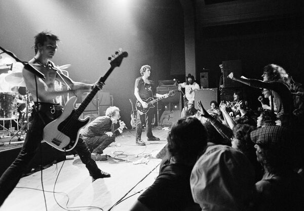 Sid Vicious (nearest to camera) on stage with Johnny Rotten and the other Sex Pistols in Memphis, Tennesse in January 1978 Sid Vicious (nearest to camera) on stage with Johnny Rotten and the other Sex Pistols in Memphis, Tennesse in January 1978 - Sputnik International