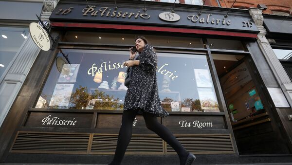 A woman walks past a branch of Patisserie Valerie in London - Sputnik International