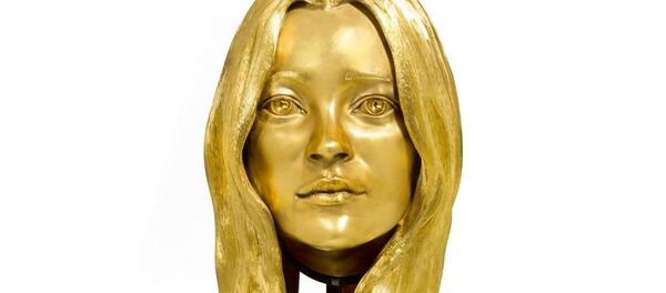 Ahead of the sale of Marc Quinn’s 18-carat gold sculpture of Kate Moss, discover more about this iconic supermodel who has been immortalized by some of the world’s most famous contemporary artists and photographers. - Sputnik International