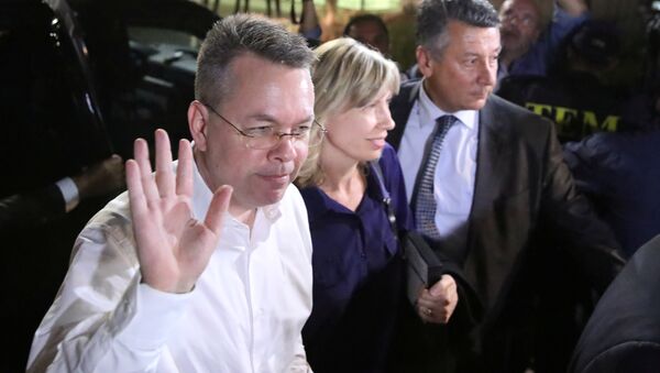 U.S. pastor Andrew Brunson and his wife Norrine arrive at the airport in Izmir - Sputnik International