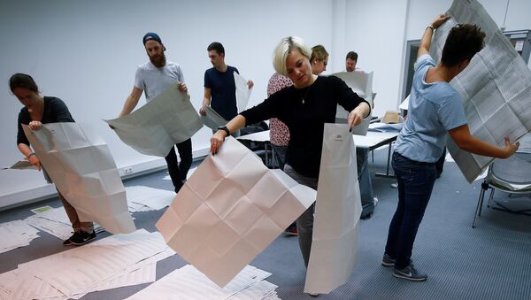 Electoral officials sort ballot papers after the conclusion of voting in the Bavarian state election in Munich, Germany - Sputnik International