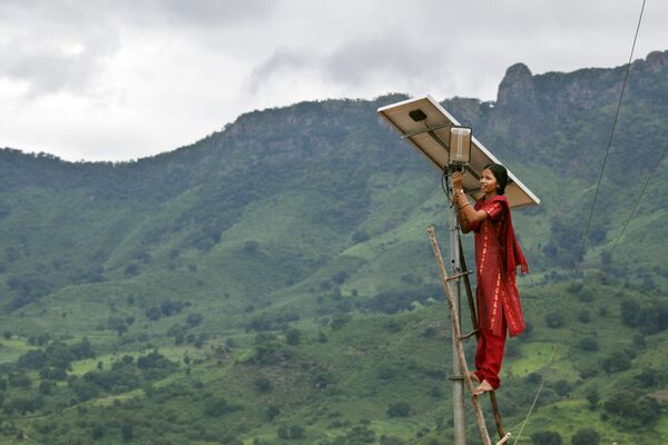 Engineer at Work in Solar Powered Village in India - Sputnik International