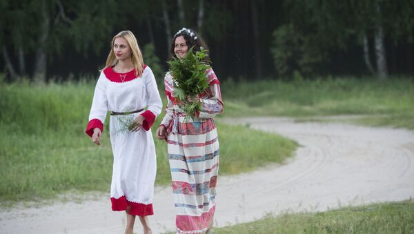 Участники праздника летнего солнцестояния в селе Окунево Омской области - Sputnik International