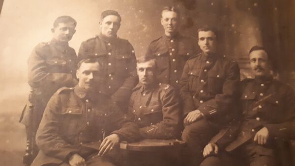 Private Sydney Feist (back row, far left) and his comrades in arms in the 9th Battalion, East Surrey Regiment in 1918 - Sputnik International